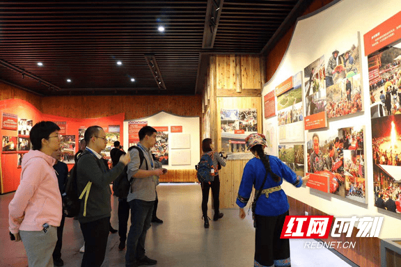 媒体记者走进十八洞村精准扶贫展览馆,了解十八洞村脱贫之路.