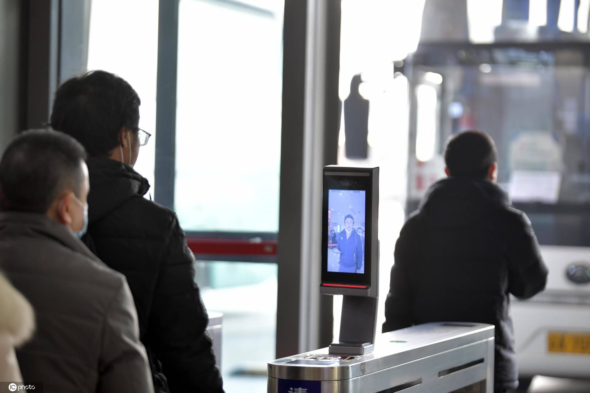 进站|重庆首批“智慧车站”建成投用 乘客网上购票直接刷脸进站