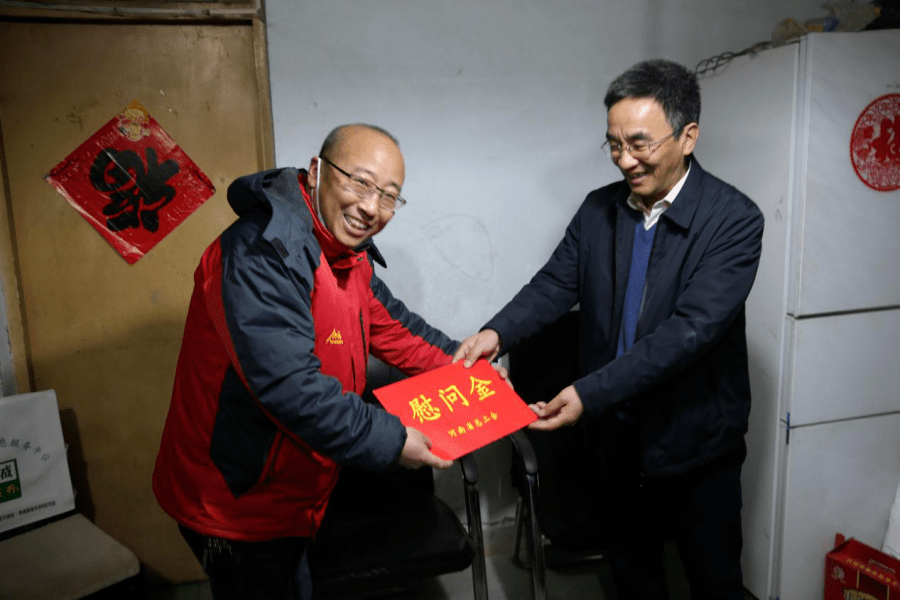 陈陆浩对王冠福乐观的心态和高尚的品格给予充分肯定