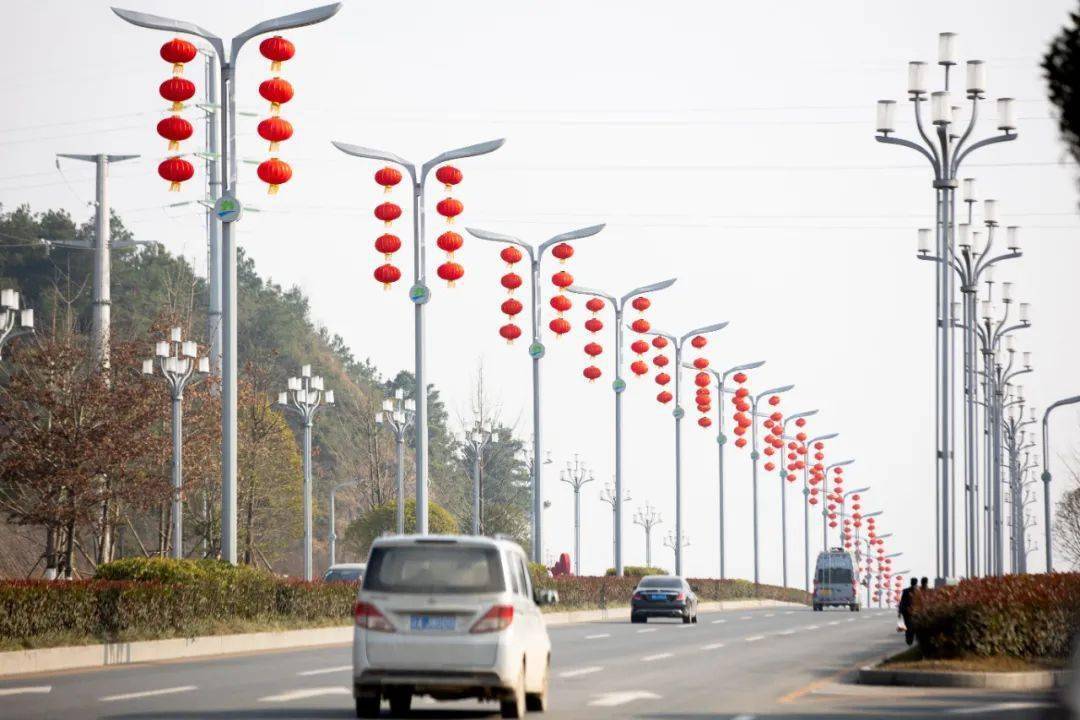 挂灯笼迎新春筑城处处年味浓