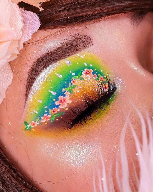 收藏在眼睛上画花