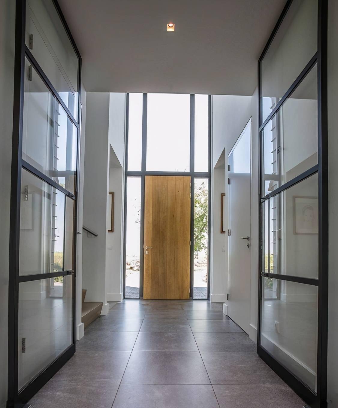 豪宅入户处花钱了效果确实不一样玻璃门2层高室内气派又通透