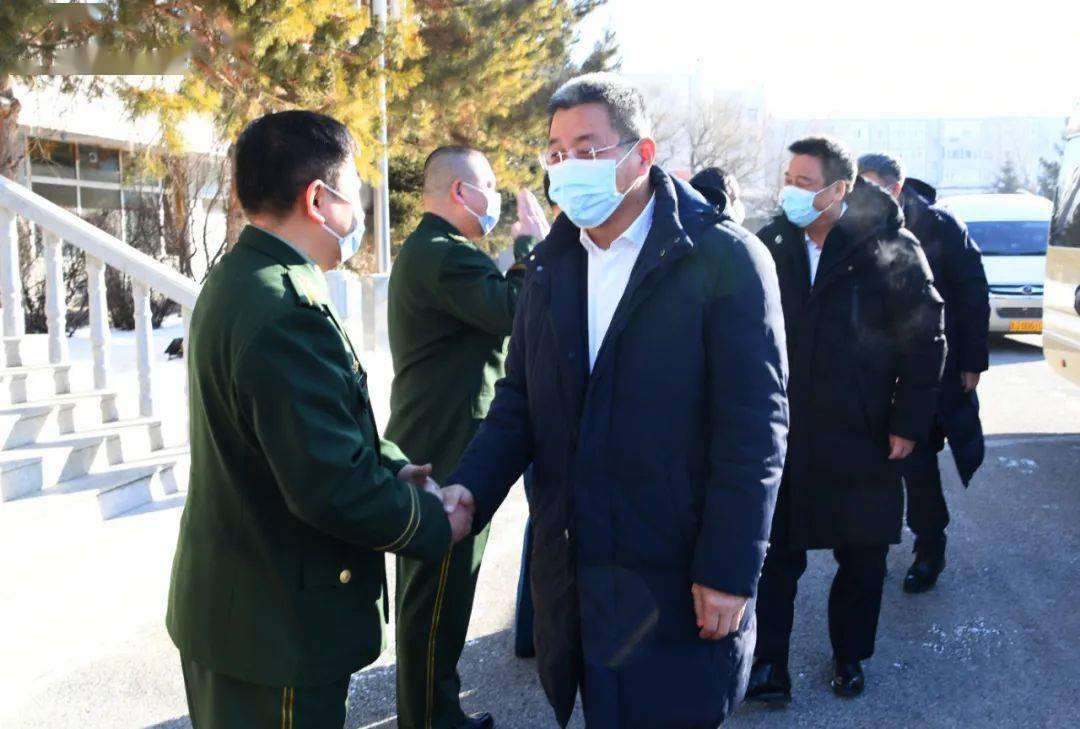 在认真听取市委常委,松原军分区政委马永健代表驻松部队所作的工作