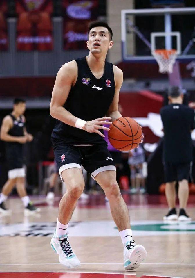 郭艾伦aj35低帮曝光郭艾伦也太有排面了吧