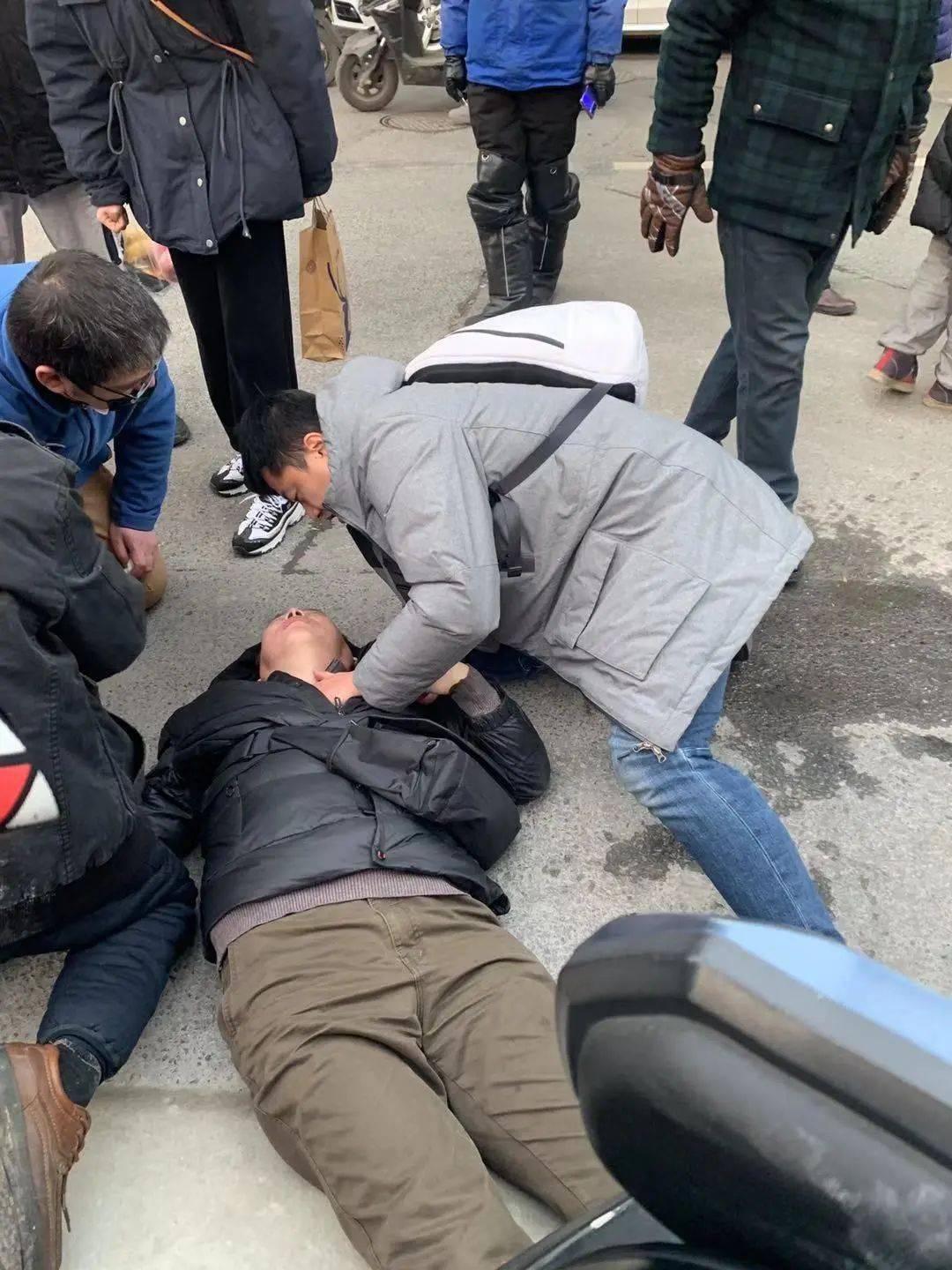 最感动老人突然晕倒在地有人冲了上去一番动作后