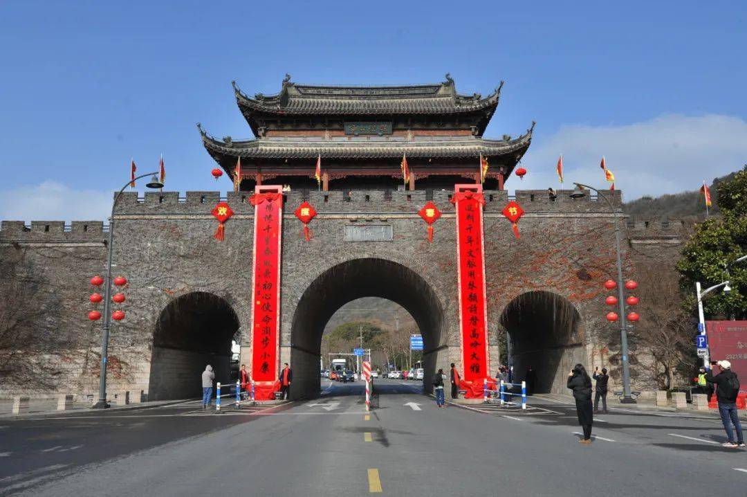 城门挂春联,常熟开门红!