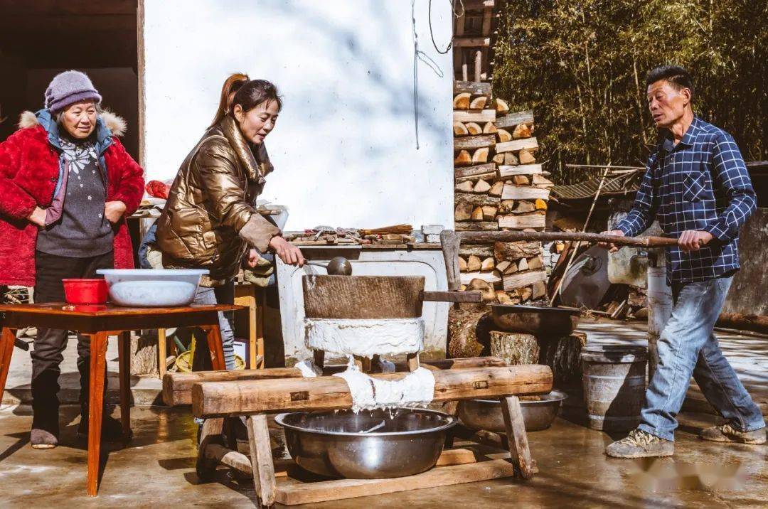 打豆腐啰扯麻糖啦捡桌子吃年饭哒