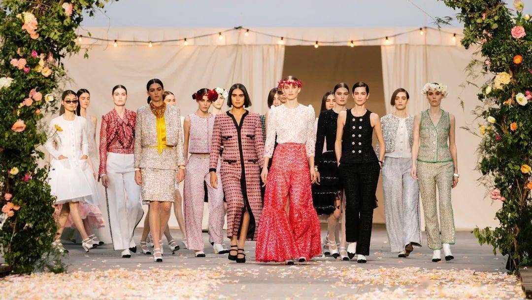 chanel香奈儿2021春夏高级定制服系列发布会骑白马的翩翩新娘让人眼前
