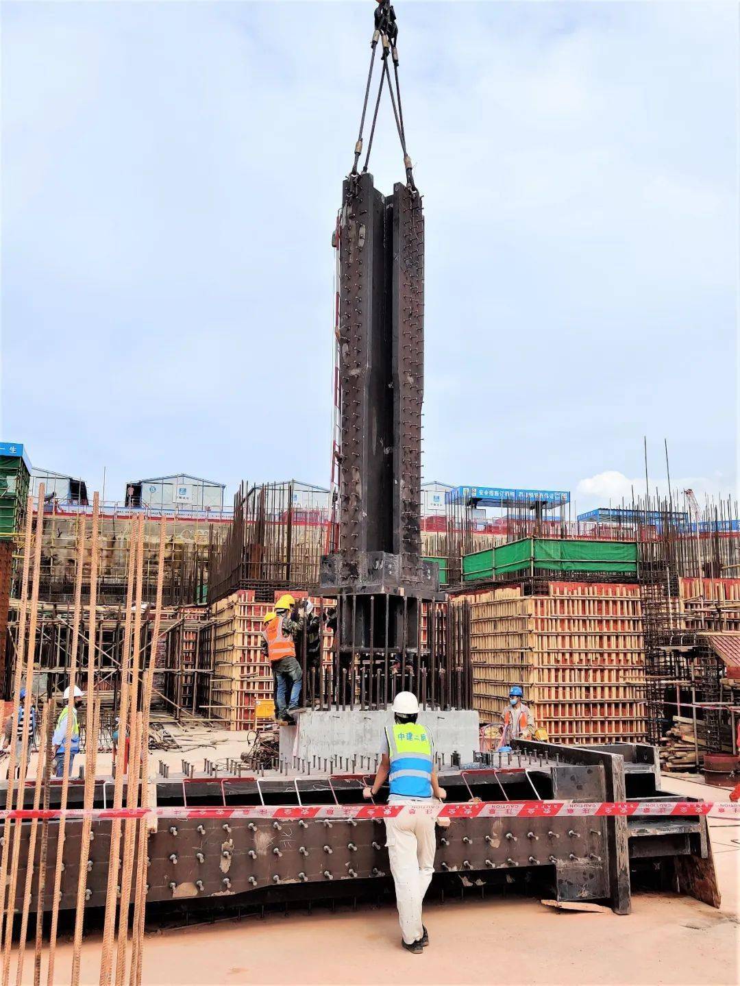 吊运第一根大型钢柱一年时间内m1280d出色地完成了碳云大厦项目b塔楼