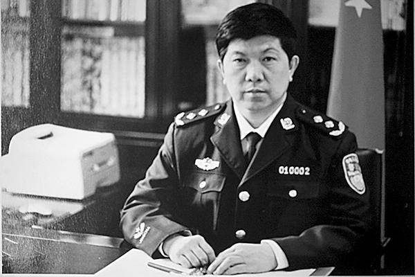 为黑老大重罪轻判"铺路架桥",耍特权逞威风兰州厅官被双开