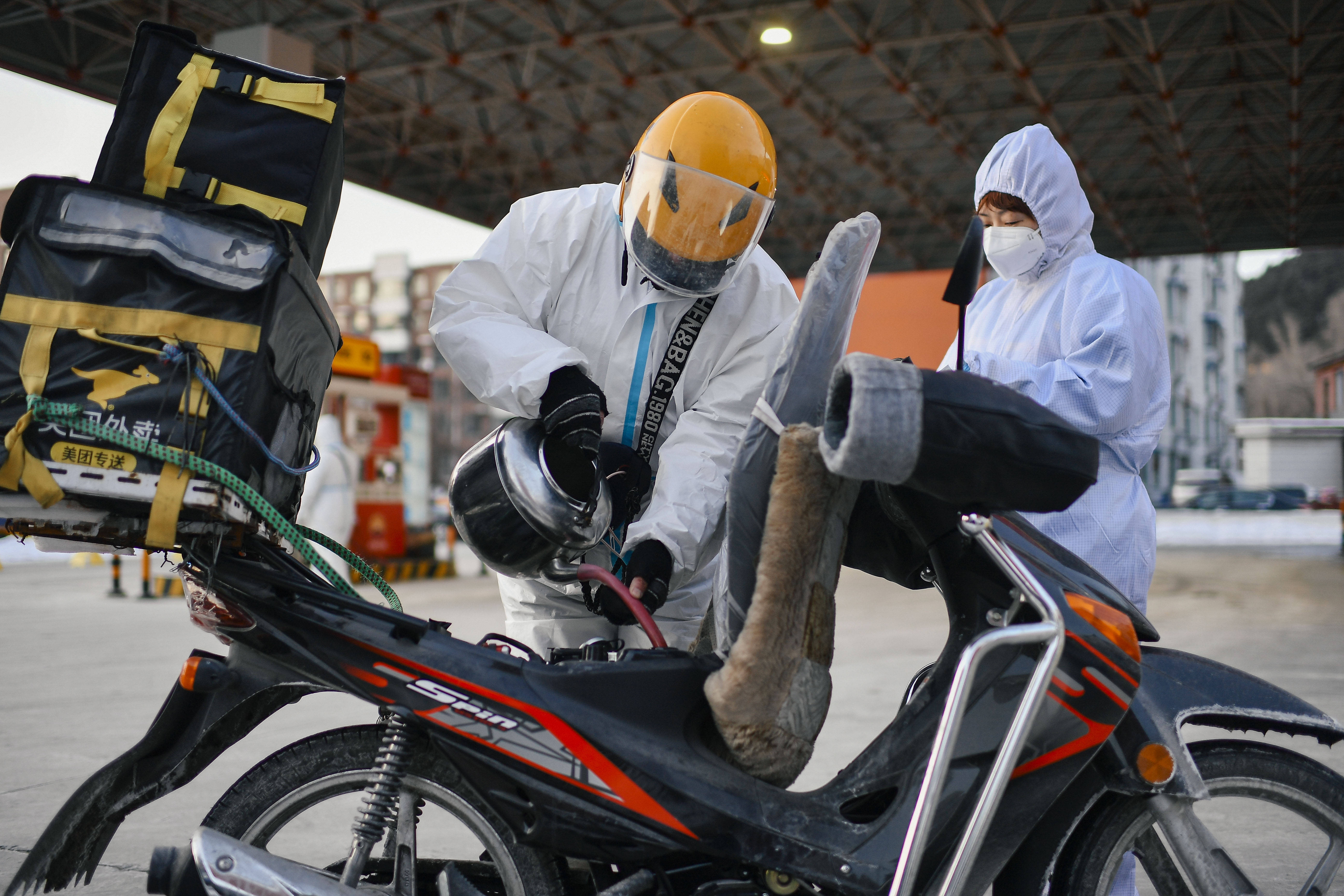 东昌区的中国石油秀泉加油站,一名外卖配送员为摩托车加油(2月2日摄)