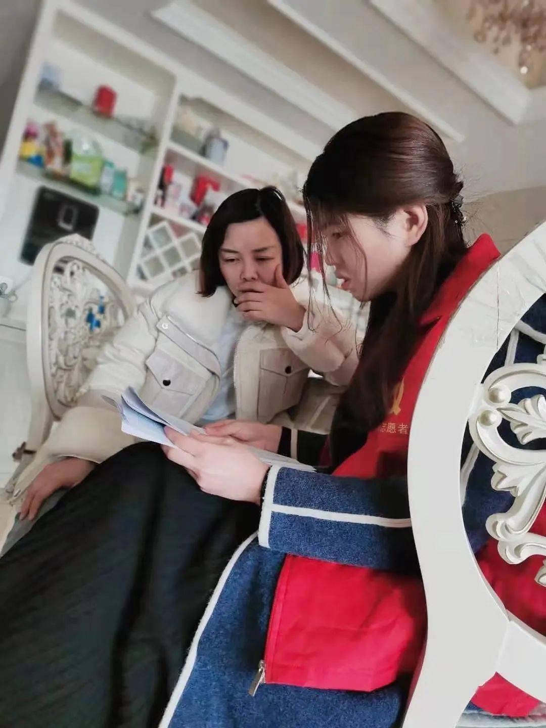 关爱到家 苏溪一小党支部访留义家庭_访谈