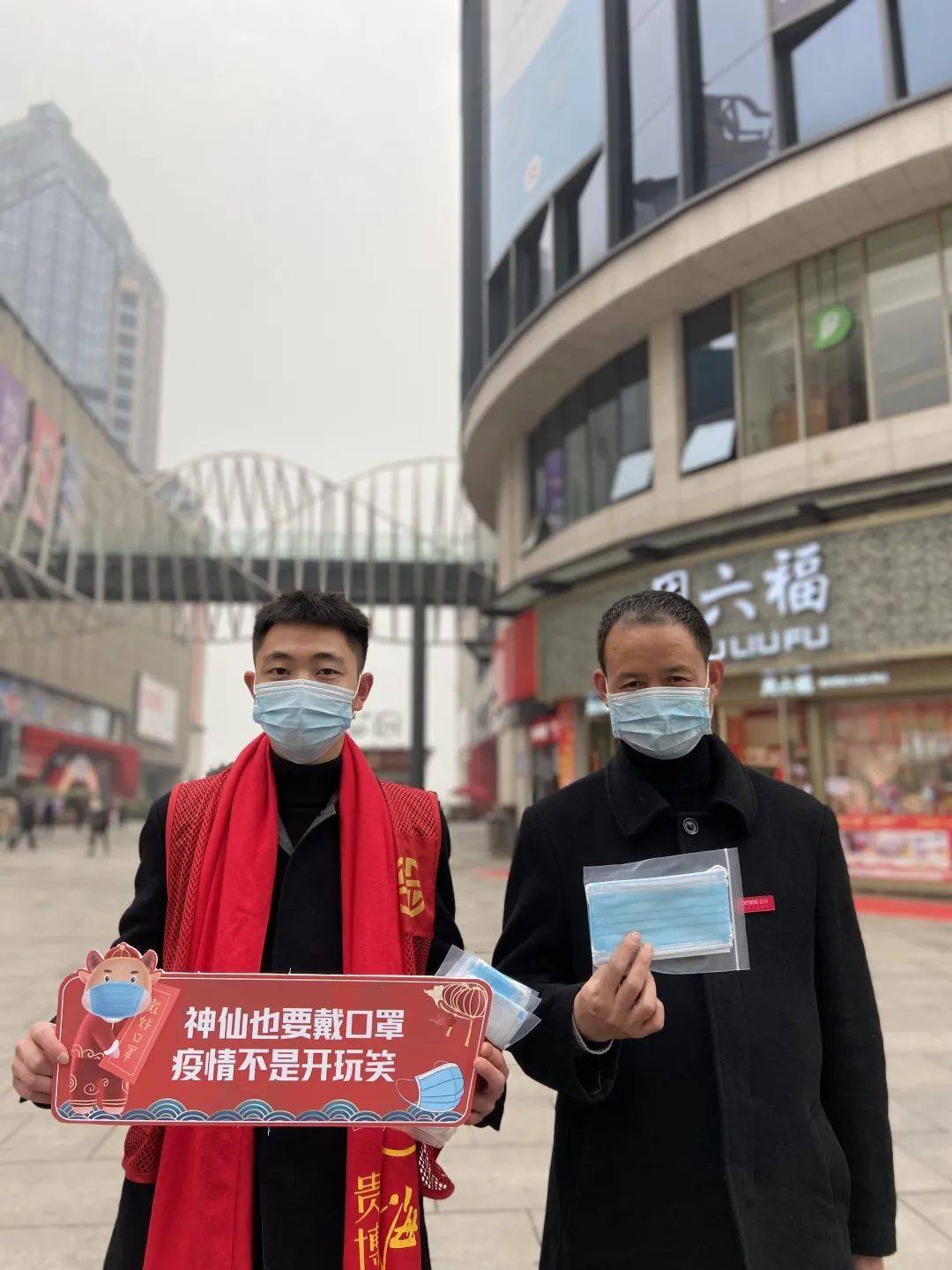 涪陵这2个美女在街头发口罩!只想告诉大家这件事