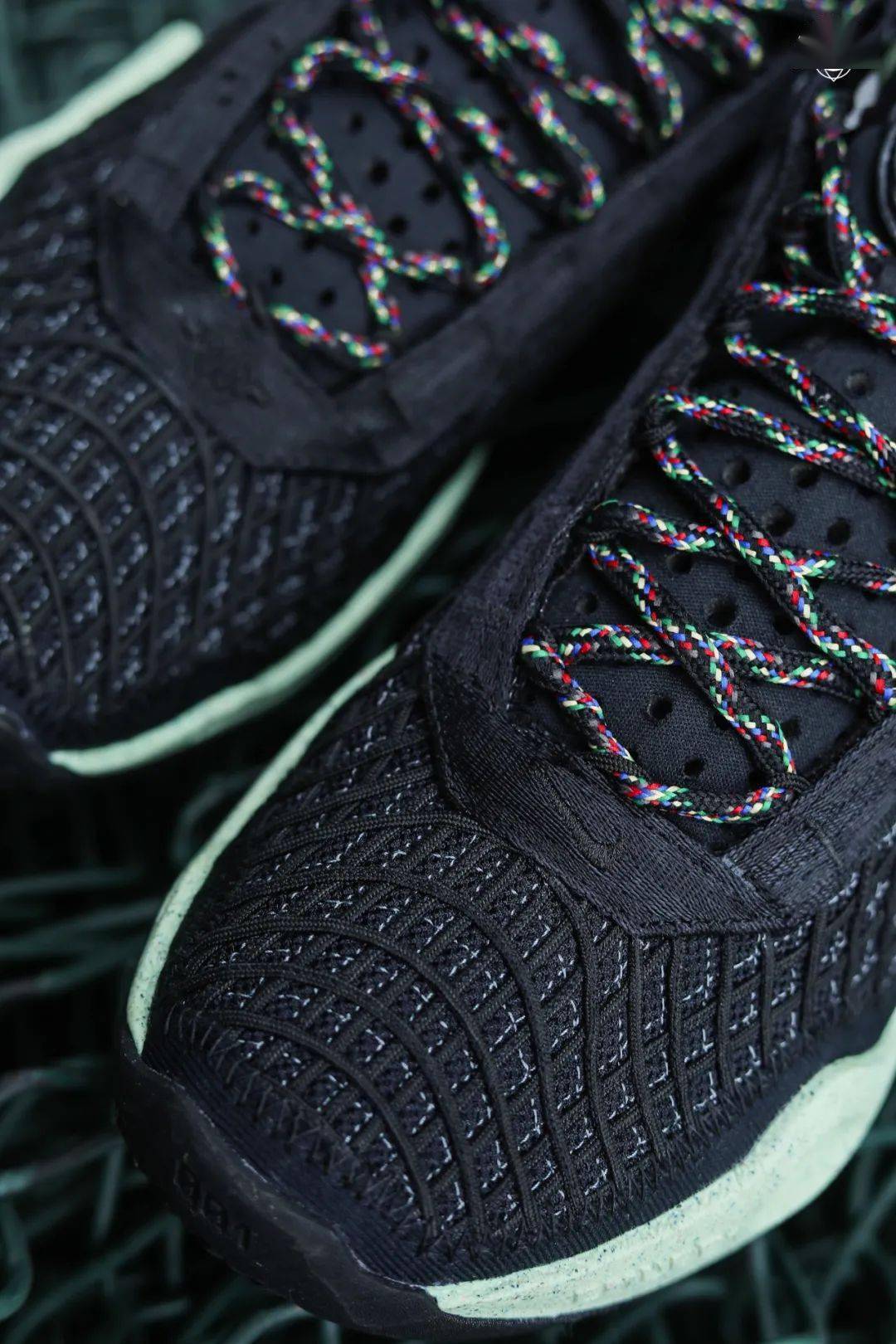 鞋面由再生纱线材料制成,全掌air zoom strobel气垫同样由再生材料