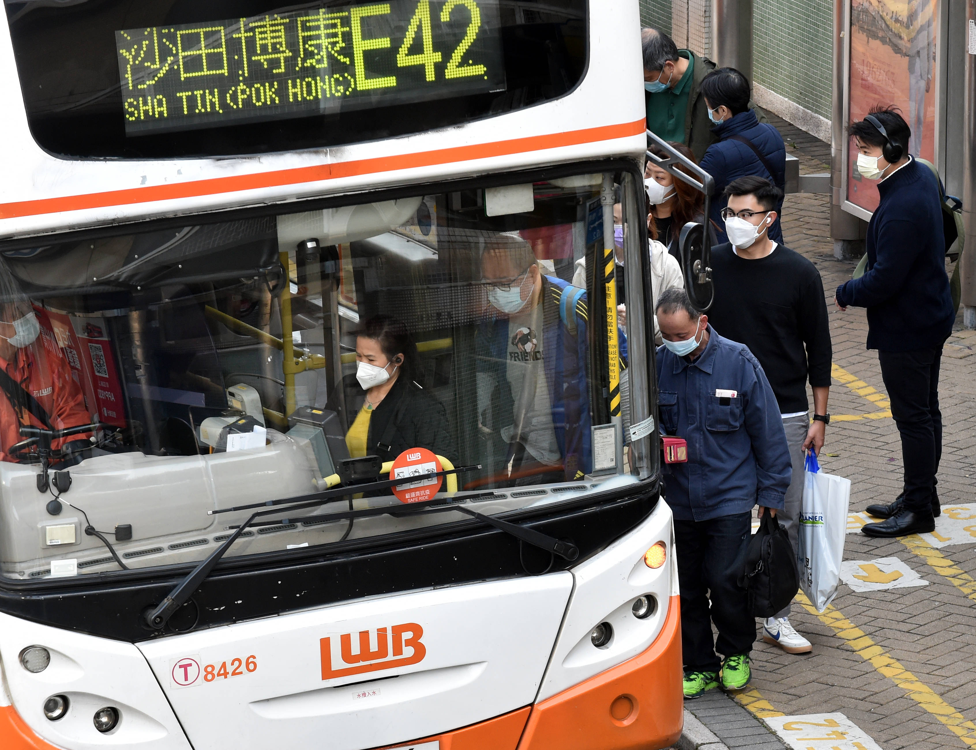 2月4日,香港市民在東涌搭乘公交車.2月4日,香港市民搭乘地鐵.