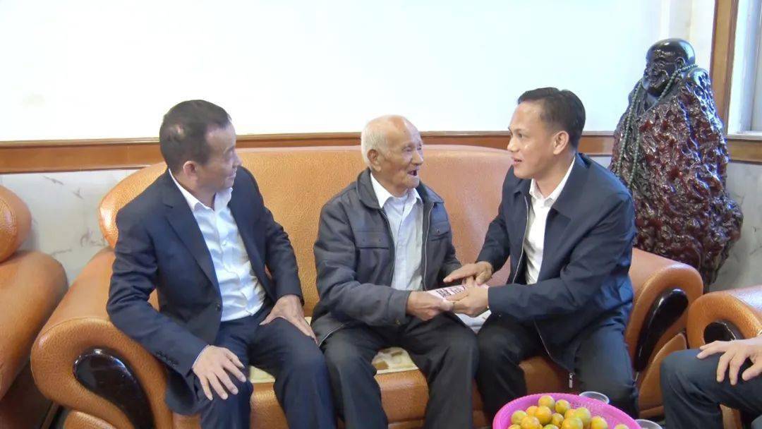 卓江广勉励黄明记继续发扬部队的好传统,好作风,发挥余热,为海丰经济