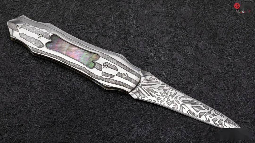 "银月"全长23厘米左右,刃长10厘米左右,重164克.