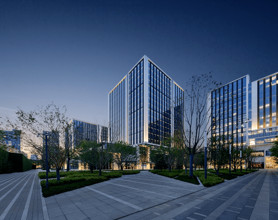 致力于打造全新城市名片的徐汇万科中心,将艺术,创意,绿化与商务商业