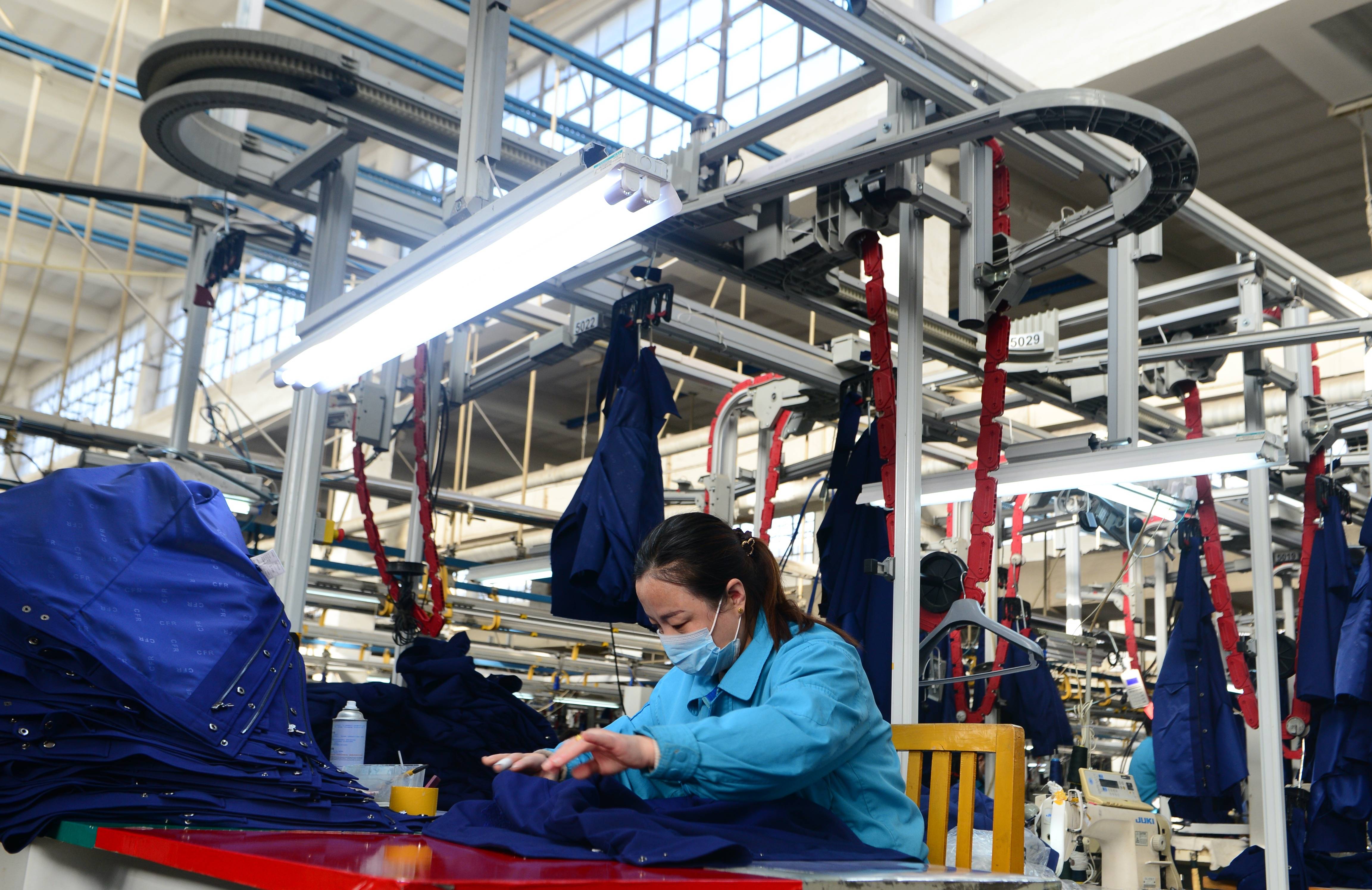 2月5日,在井陉县际华三五零二职业装有限公司,工人在服装车间生产线上