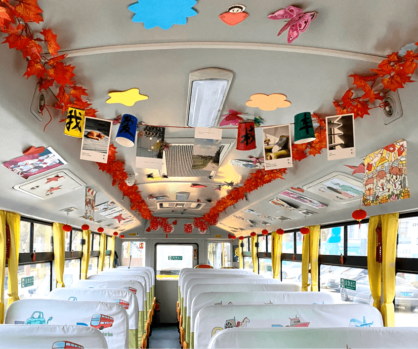 校车车厢内装饰图片