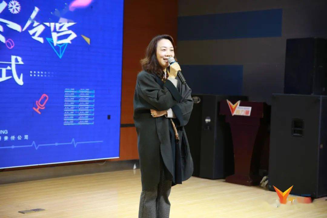 服表专业杨亦舒妈妈代表家长发表讲话最后压轴的肖高适副校长送上微