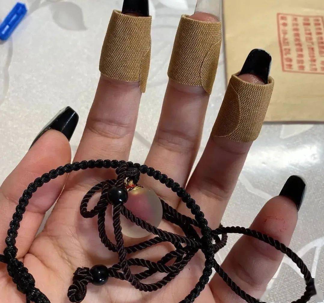 网红血吊坠能辟邪女孩们别傻了