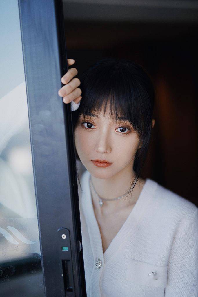 照片中她身着纯白色毛衣开衫温柔慵懒,搭配水洗牛仔裤清爽大方,一身