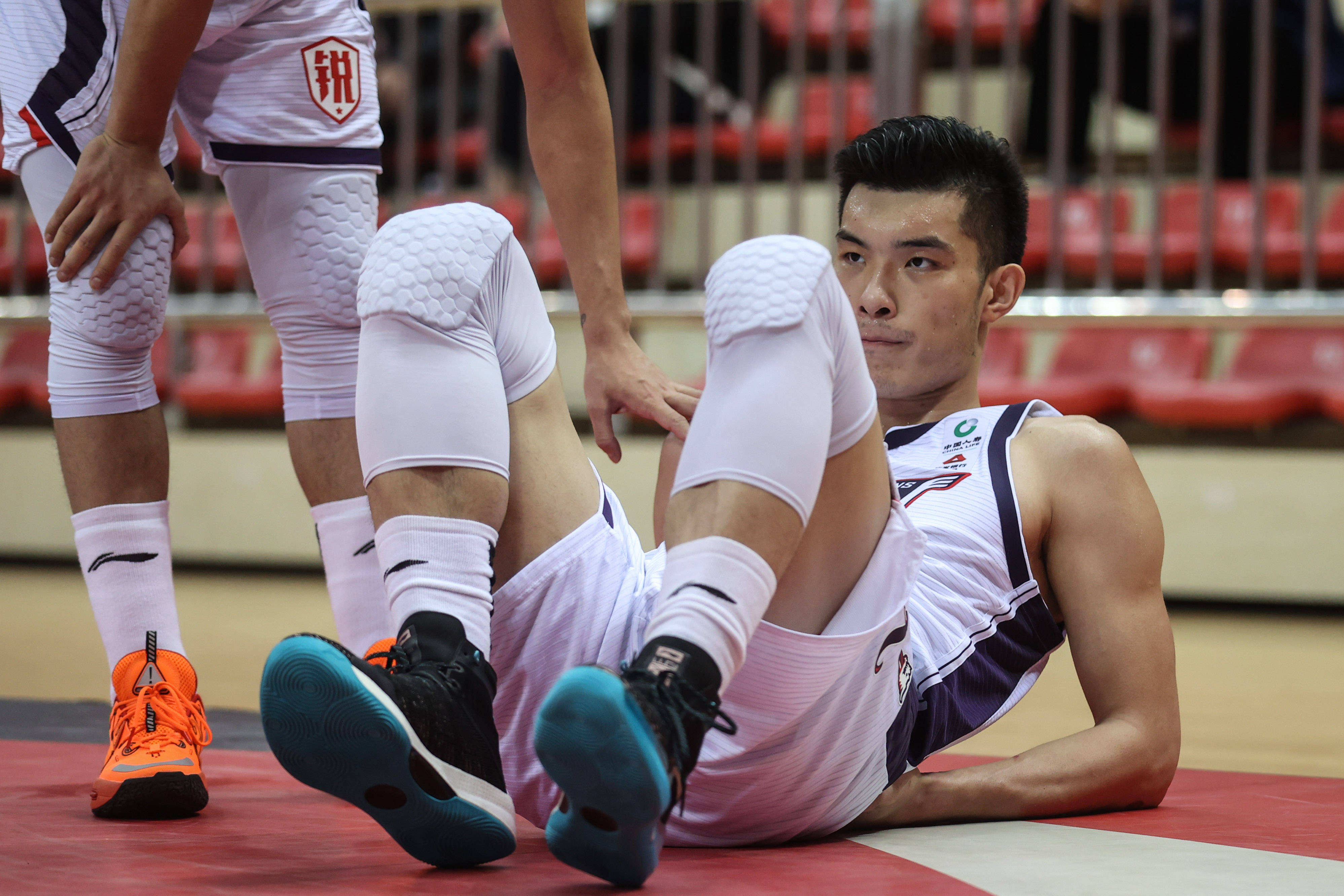 2月5日,时代中国广州队球员郭凯在比赛中受伤.