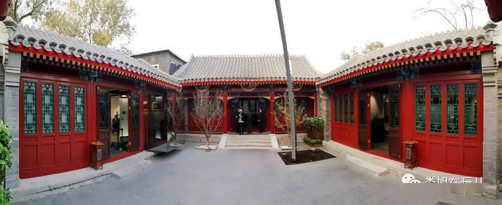 南边是一溜儿五间的倒座儿房 对面是一座独立柱担梁式垂花门 门两侧的