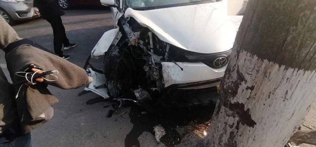 桥头惨烈车祸,半个车头瞬间没了_手机搜狐网