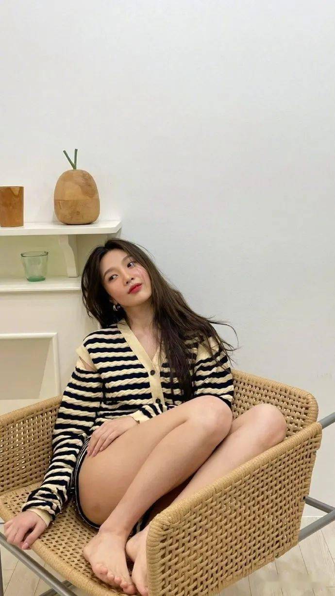 又美又辣的这位女团爱豆ins更新,笑的太好看了!_朴秀荣