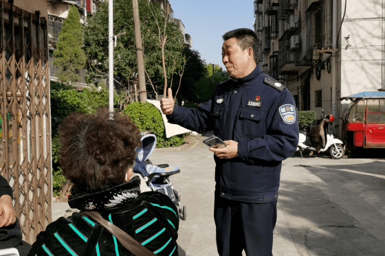 全国优秀农民工王有江留在镇海站好志愿服务每班岗