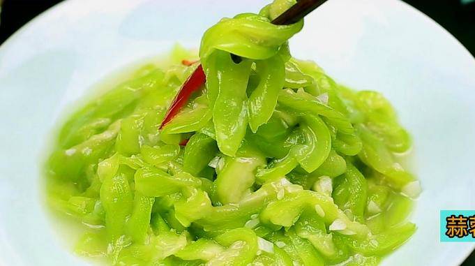 美食:蒜蓉炒丝瓜,教您一个饭店的做法,简单易学还很好吃