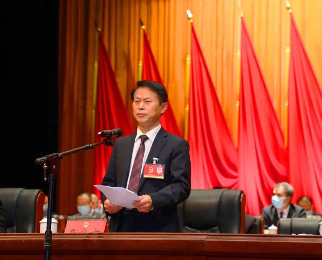 严启方在主持大会时说:希望各位代表回到工作岗位后,带头宣传好这次