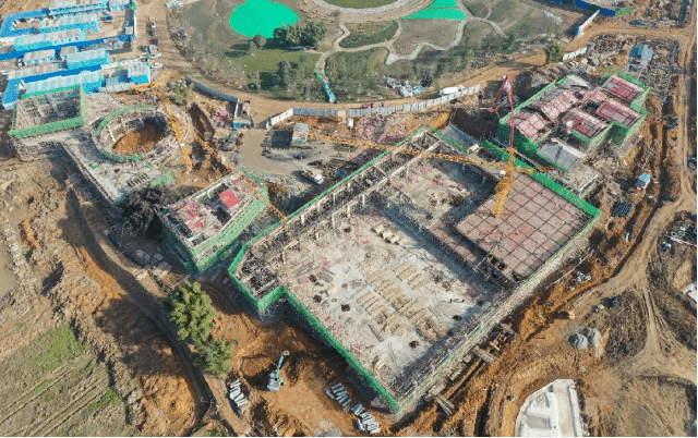 华侨城锦绣天府一期绽fun里商业街及婚宴庆典中心正式封顶