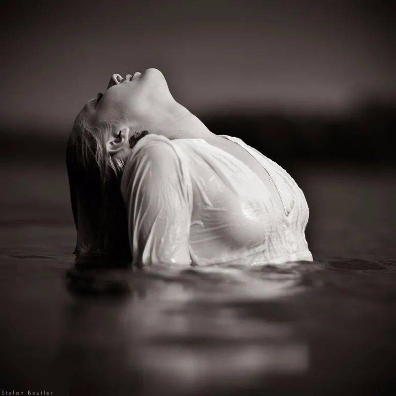 别有幽愁暗恨生德国摄影师贝特勒细腻的人体艺术