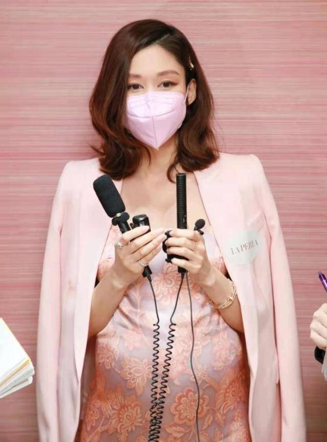 厉害!前tvb花旦岑丽香挺六个月孕肚示人,无避忌仍脚踩高跟鞋