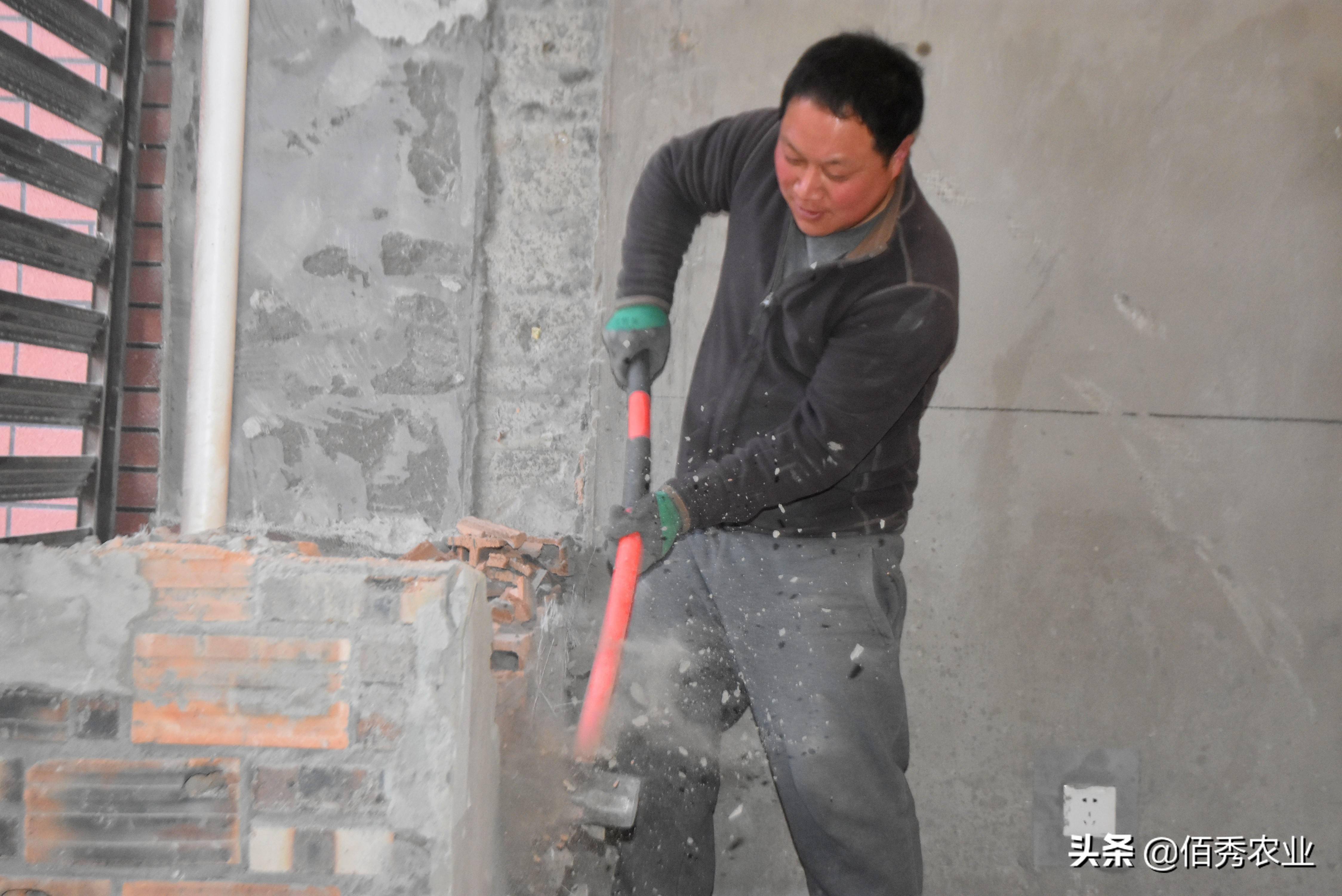 提及砸墙工,还记得起2005年春晚小品《装修》里的黄大锤吗?