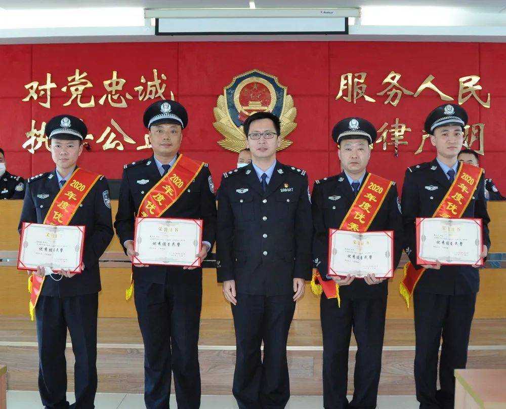 民警颁奖▲公安分局党委委员,副局长唐小飞为优秀民警颁奖镇党委委员