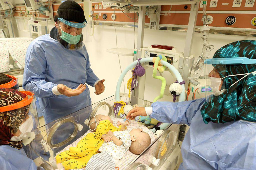 分离101天后 土耳其连体婴儿与父母团聚