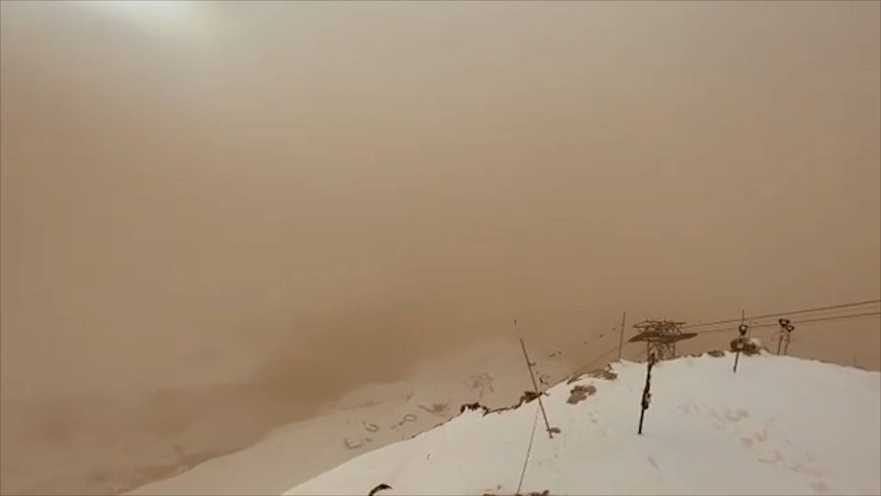 撒哈拉沙漠沙尘暴吹到欧洲 阿尔卑斯山滑雪胜地被染黄