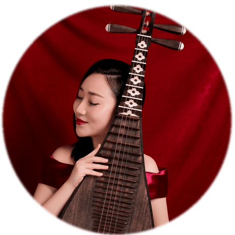 毕业于中央民族大学,师从青年琵琶演奏家廖莎,赵聪,樊薇教授.