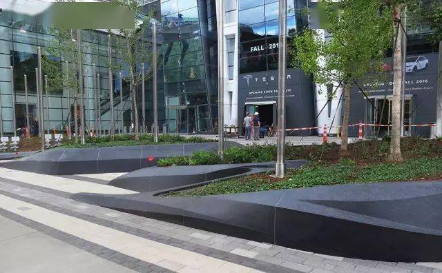 人们在广场上,寻找着各种舒服的方式,享受着美好的街边生活.