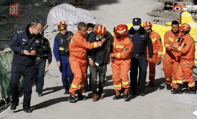 包工头爬50米塔吊讨薪被拘（图）