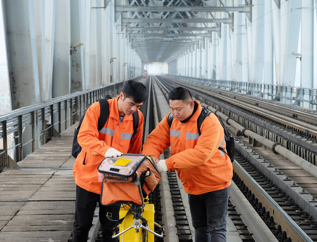 2021温暖春运人问诊把脉铁路探伤工为平安春运构筑坚实防线