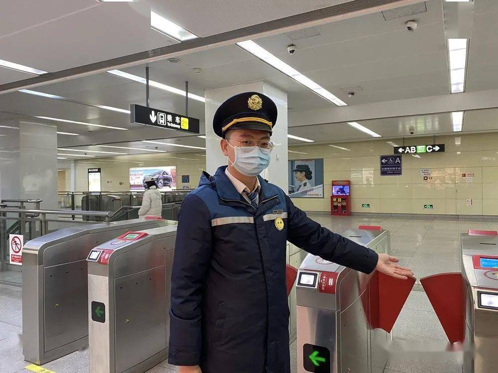 地铁二号线各车站现场工作人员均全程微笑服务,值班站长,值班员,站务