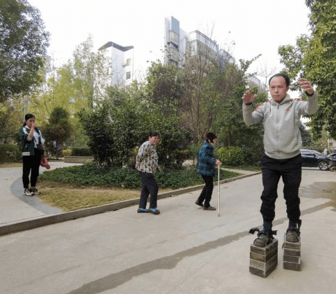 厉害了博白一男子为了健身每天穿150公斤重铁鞋锻炼