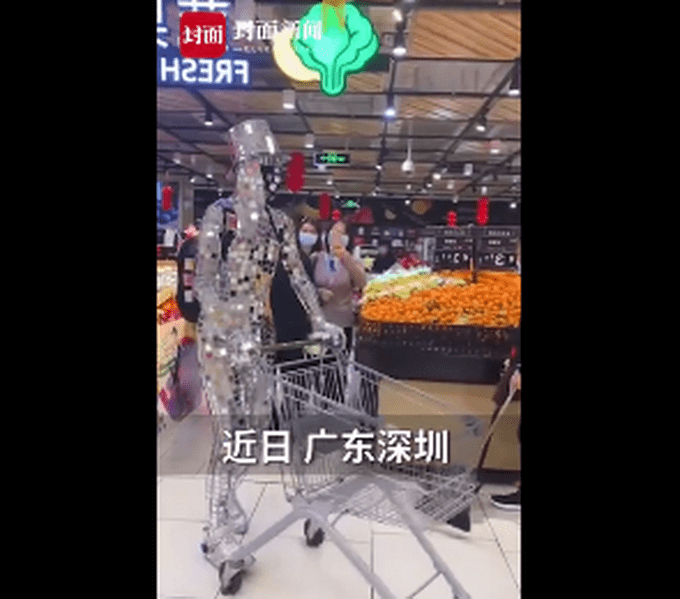 廖先生|小伙扮机器人购物引围观 现场画面曝光 网友惊叹：像极了机器人