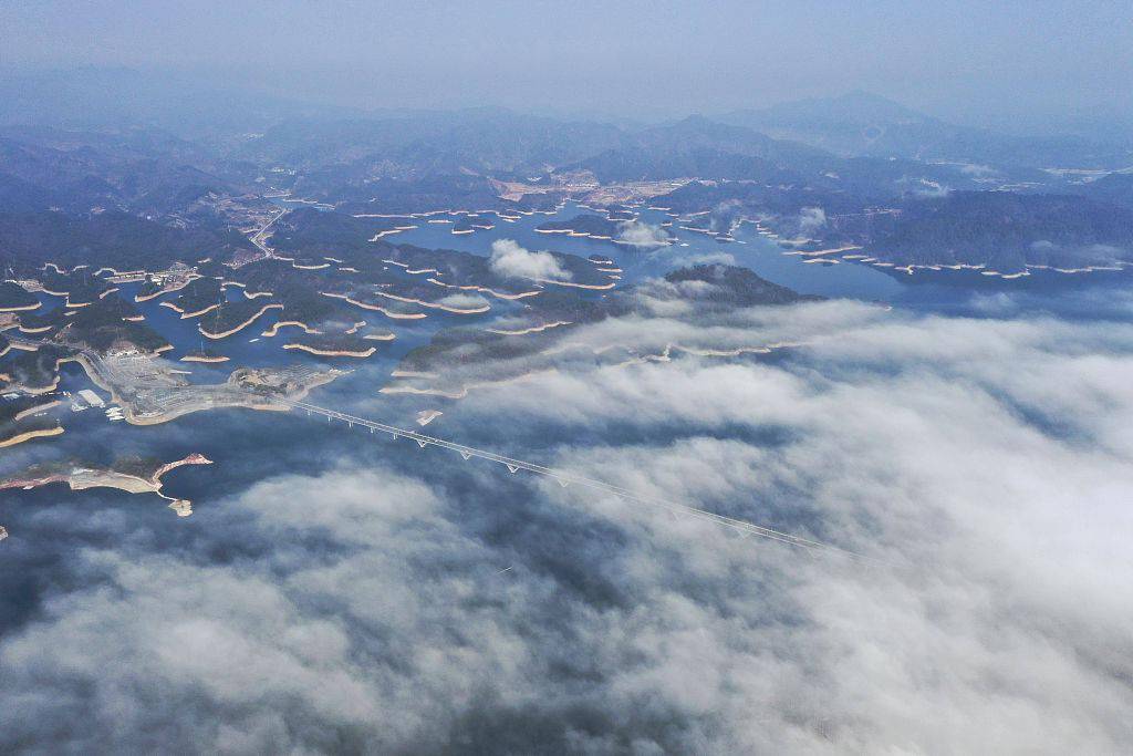 杭州：俯瞰千岛湖云海景观