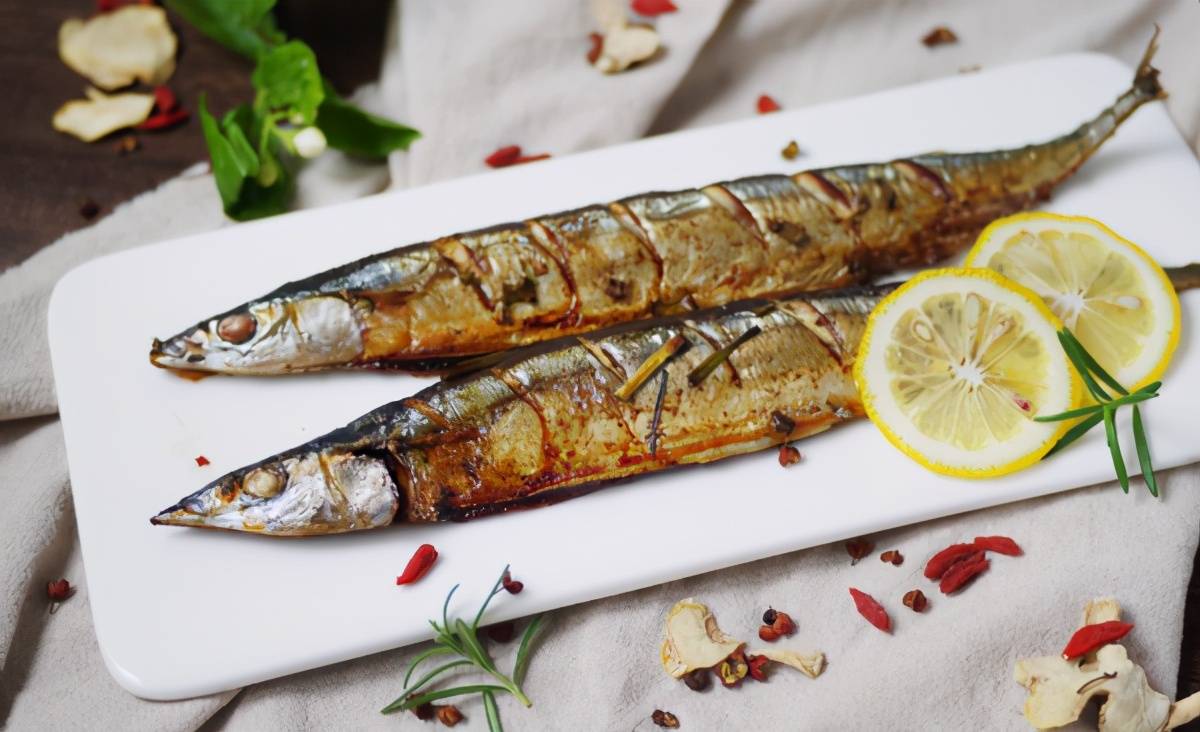 秋刀鱼取自日本纪伊半岛当地对此鱼种的称呼,中文与日文的汉字都是秋